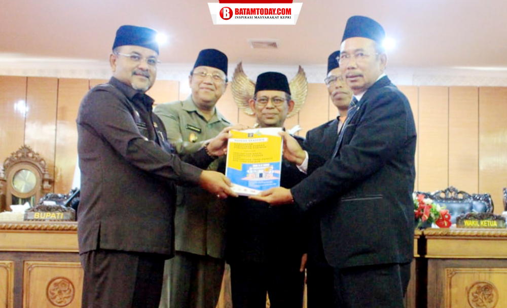 Bupati Karimun Aunur Rafiq, Wakil Bupati Anwar Hasyim, Wakil Ketua DPRD Rasno, Wakil Ketua DPRD Hasanuddin dan Ketua DPRD Karimun, Muhammad Yusuf Sirat saat foto bersama